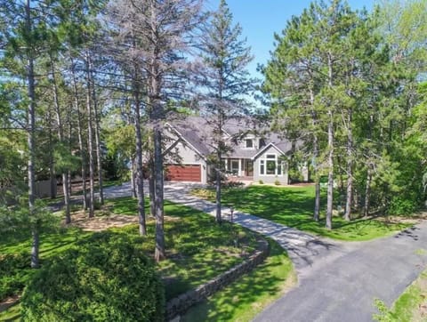 Immerse in Luxury Grand 5BR Lakefront Haven Views House in Minnesota