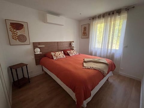 Bed, Photo of the whole room, Bedroom, air conditioner
