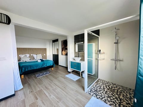 Shower, Bed, Bathroom, Photo of the whole room, Bedroom, towels