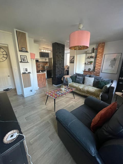 Bel appartement spacieux ,convivial de 3 chambres avec parking privé sécure Apartment in Caen