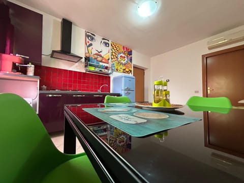 Kitchen or kitchenette, Dining area, oven