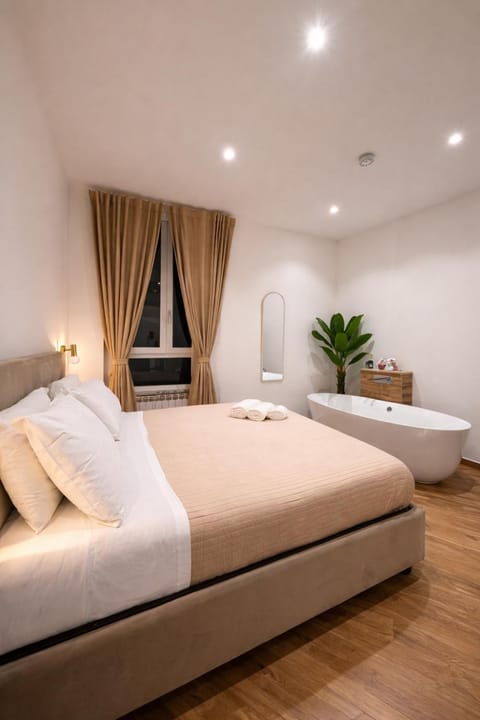 Bed, Hot Tub, Photo of the whole room, Bedroom, Bath, towels