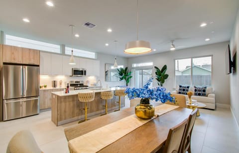 TV and multimedia, Living room, Seating area, Dining area