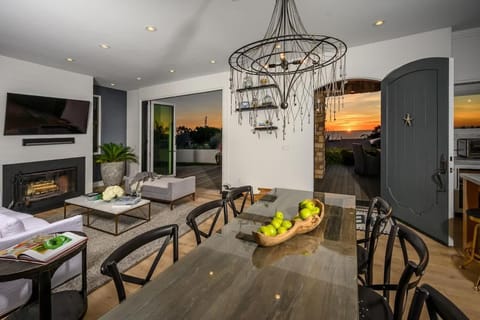 Patio, TV and multimedia, View (from property/room), Balcony/Terrace, Living room, Food and drinks, Seating area, Dining area, Food