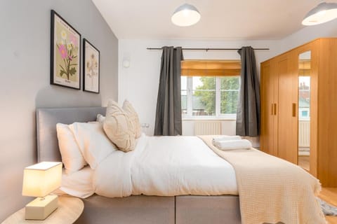 Central Coventry Flat Free Parking Sleeps 6 Apartment in Coventry