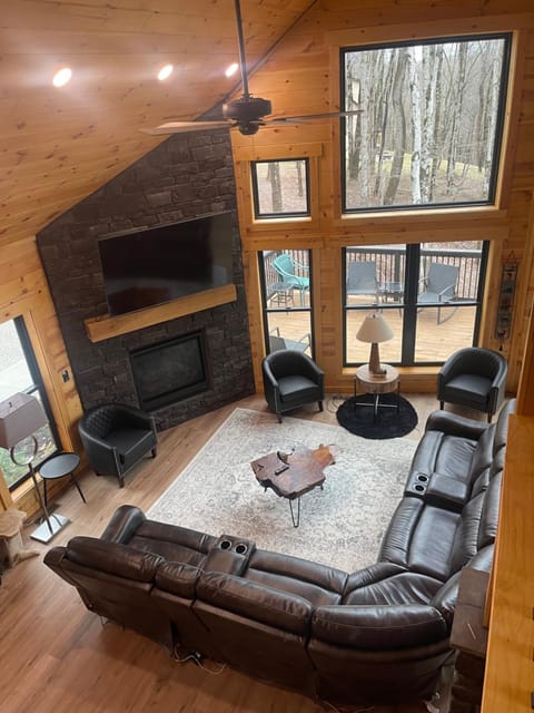 The Saige - Hot Tub, Fire Pit, and huge entertainment area House in Ohio