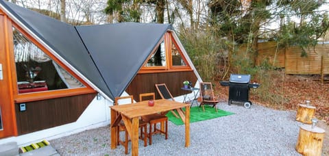 Chambre avec jacuzzi ou Chalets dans les bois Bed and Breakfast in Wallonia, Belgium