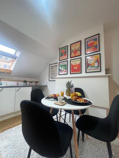 Seating area, Dining area, Food