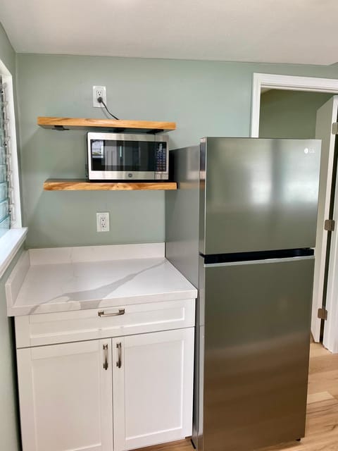 Newly renovated 1 bedroom with air conditioning and kitchenette Apartment in Kailua