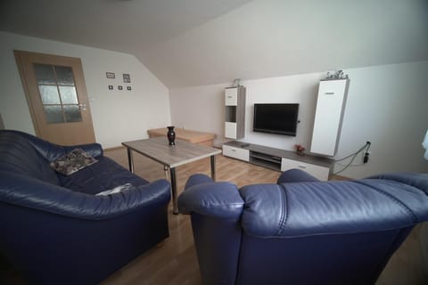 Communal lounge/ TV room, TV and multimedia, Living room, Seating area
