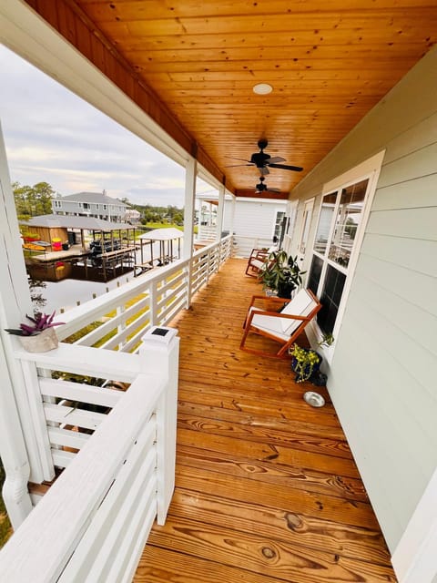 Patio, Neighbourhood, Natural landscape, Fishing, View (from property/room), Balcony/Terrace, Beach, Canoeing, Cycling, Pets, Guests, Guests, River view, River view, Sea view, Location, Quiet street view