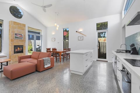 TV and multimedia, Kitchen or kitchenette, Living room, Seating area, fireplace