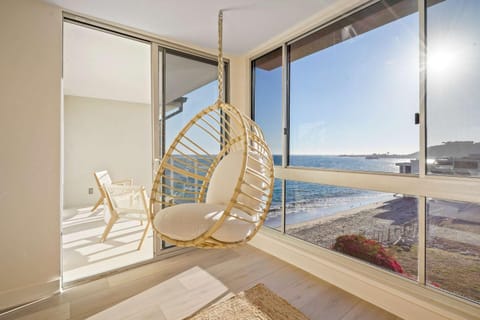 Day, Natural landscape, View (from property/room), Balcony/Terrace, Living room, Seating area, Sea view, sunbed