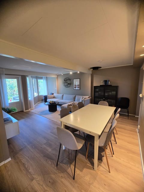 Kitchen or kitchenette, Living room, Seating area, Dining area