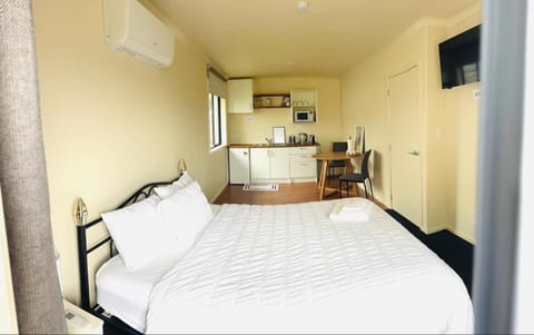 Bedroom, air conditioner