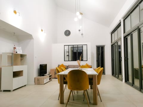 TV and multimedia, Living room, Dining area