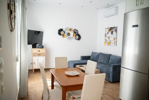 TV and multimedia, Kitchen or kitchenette, Living room, Seating area, Dining area, oven, air conditioner