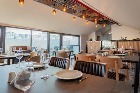 Restaurant/places to eat, Seating area, Dining area