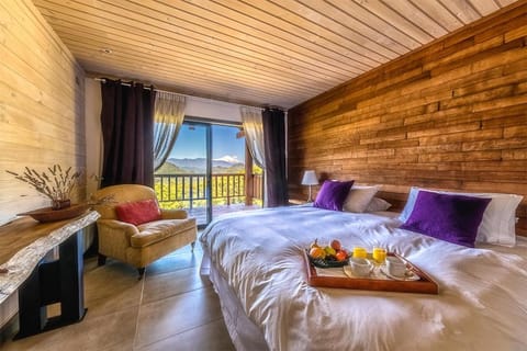 Photo of the whole room, Landmark view