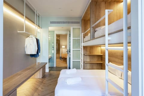 Bedroom, bunk bed