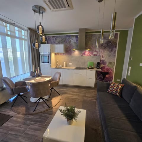 TV and multimedia, View (from property/room), Seating area, Landmark view, kitchen