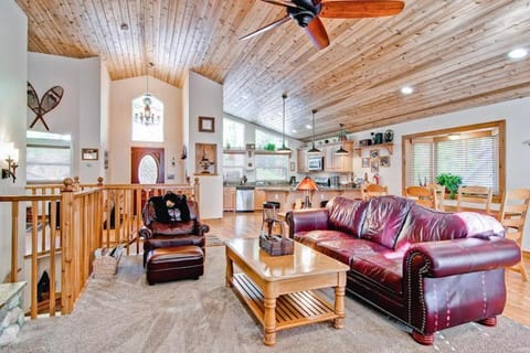 Serenity Pines House in Yosemite Park Way