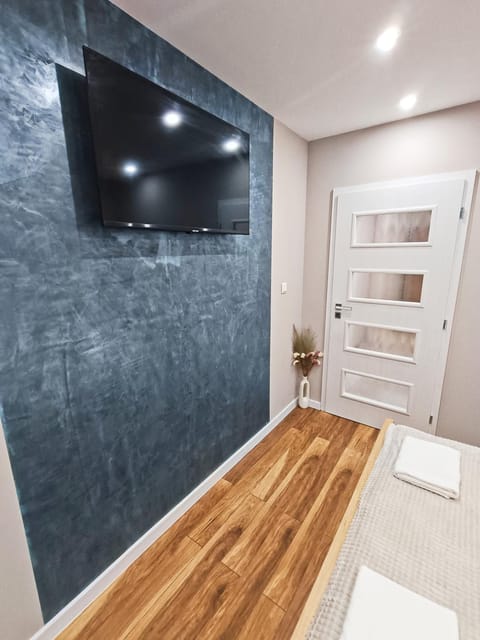 Bed, TV and multimedia, Bedroom