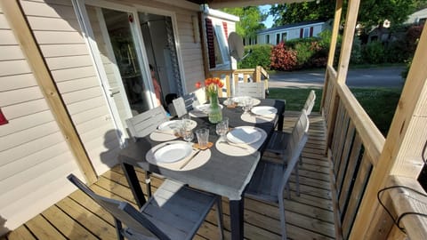 Patio, Dining area