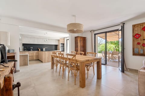 Kitchen or kitchenette, Dining area, stove