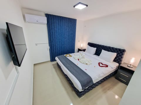 Bed, TV and multimedia, Photo of the whole room, Bedroom, air conditioner