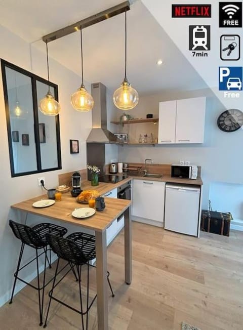 Kitchen or kitchenette, Dining area, oven, stove