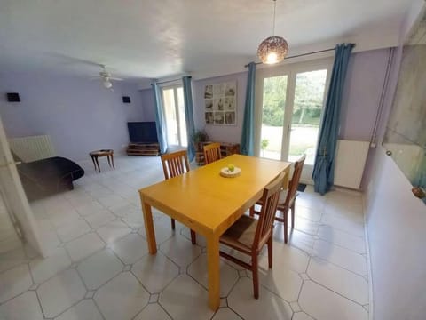 TV and multimedia, Living room, Seating area, Dining area