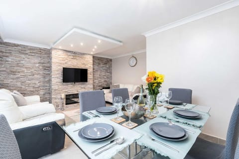TV and multimedia, Living room, Seating area, Dining area