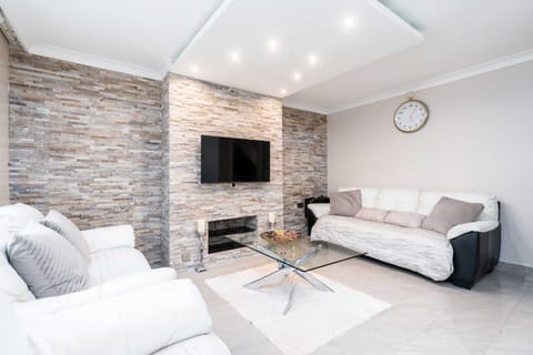 Communal lounge/ TV room, Living room, Seating area, Evening entertainment