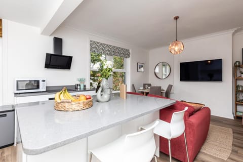 TV and multimedia, Kitchen or kitchenette, Living room, Seating area, Dining area