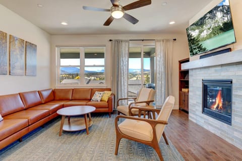 Natural landscape, TV and multimedia, Living room, Seating area, fireplace