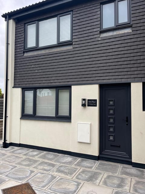 Uber Stylish 3 bedroom home off Road parking near town centre and Bike Park Wales House in Merthyr Tydfil