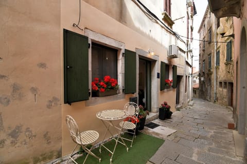 Facade/entrance, Balcony/Terrace