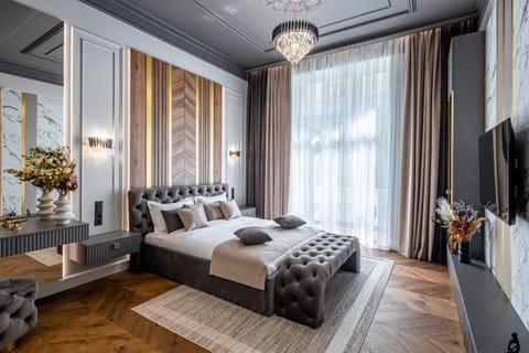Bed, TV and multimedia, Seating area, Bedroom