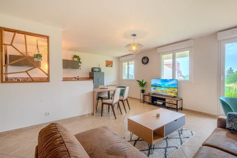 Kitchen or kitchenette, Seating area, Dining area