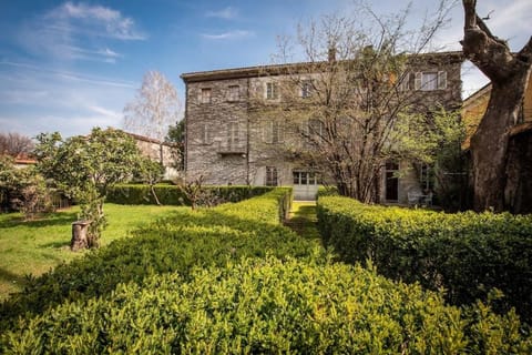 Property building, Day, Garden, Garden view
