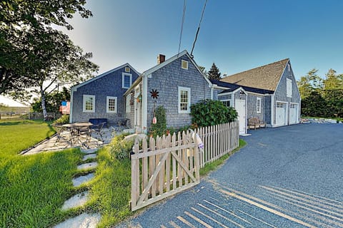 Property building, Day, Garden, Garden view