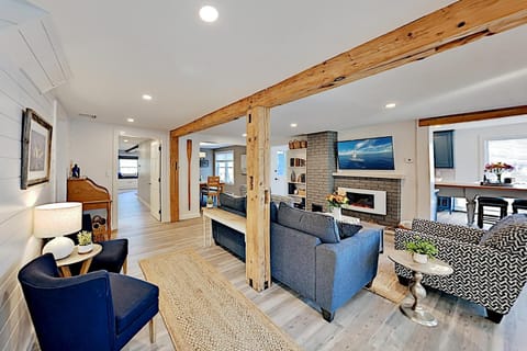 TV and multimedia, Living room, Seating area, fireplace