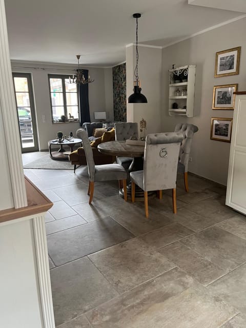 Seating area, Dining area