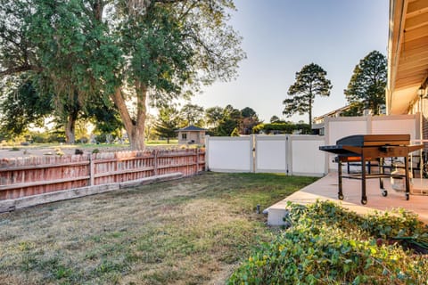 Walk to Paradise Hills Golf Course Condo with Patio Apartment in Rio Rancho