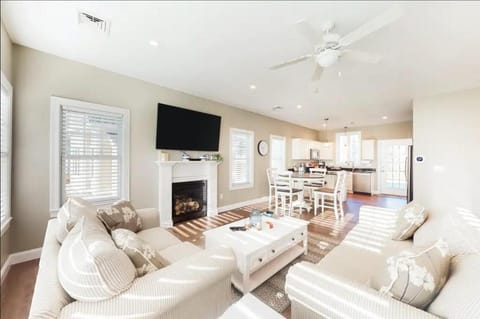 Communal lounge/ TV room, TV and multimedia, Kitchen or kitchenette, Living room, Seating area, Dining area, fireplace
