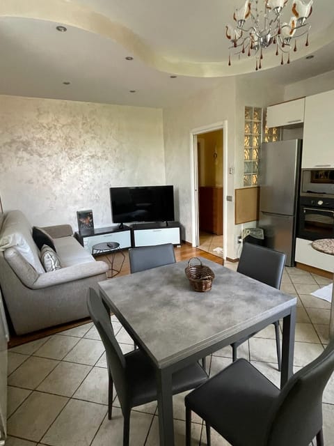 Communal lounge/ TV room, Living room, Dining area, Evening entertainment