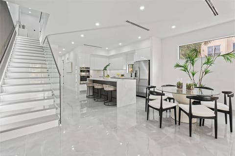 Kitchen or kitchenette, Dining area, oven