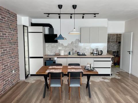 Coffee/tea facilities, Kitchen or kitchenette, Dining area, dishwasher, oven, stove