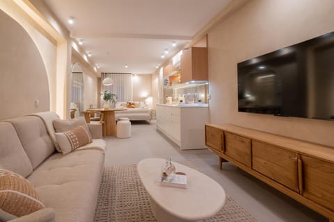 Communal lounge/ TV room, TV and multimedia, Kitchen or kitchenette, Living room, Seating area, Evening entertainment
